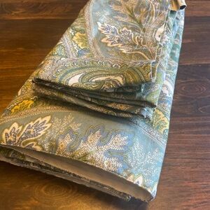 Pottery Barn Paisley Table Runner and Napkins (4) Set